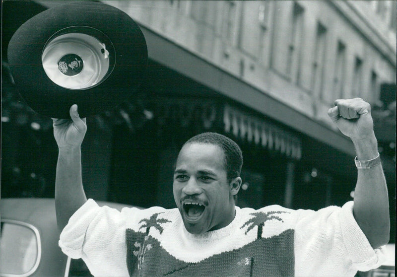 British Boxer Lloyd Honeyghan Retains World Welterweight Title - Vintage Photograph