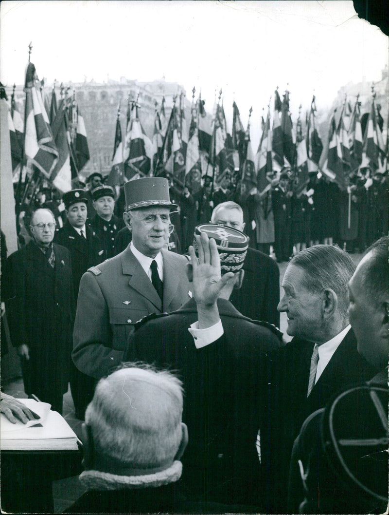 Farewell of the two Presidents on the esplanade of the Arc de Triomphe - Vintage Photograph