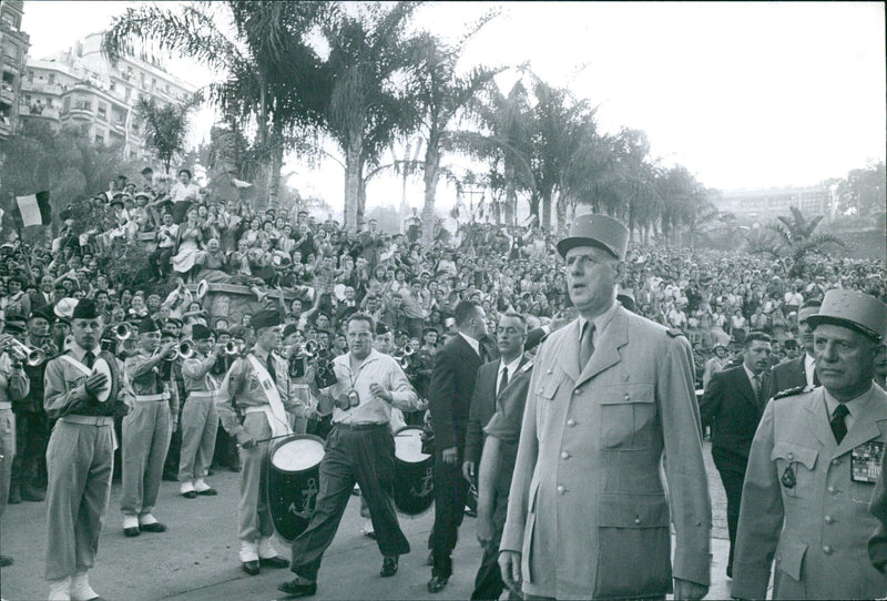 General DE GAULLE accompanied by General SALAN walks through the forum to go to the "Gouvernement Général" (JUNE 1958) - Vintage Photograph