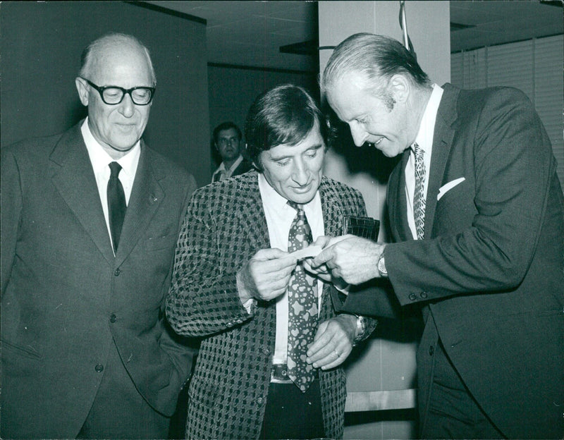 Heyerdahl receives compliments from Renato Rascel - Vintage Photograph