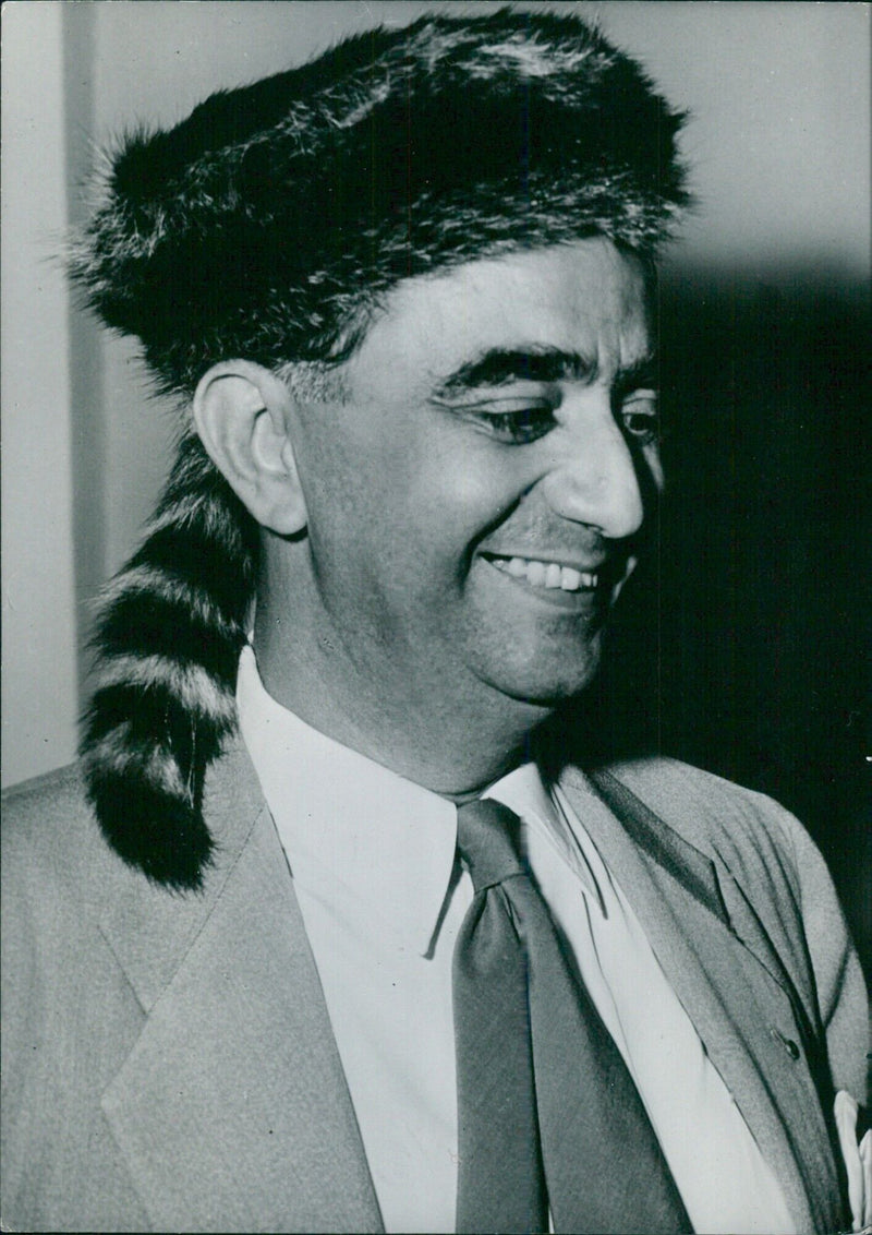 "DAVY" MARSHALL wearing a coon-skin hat presented by Senator Kefauver - Vintage Photograph