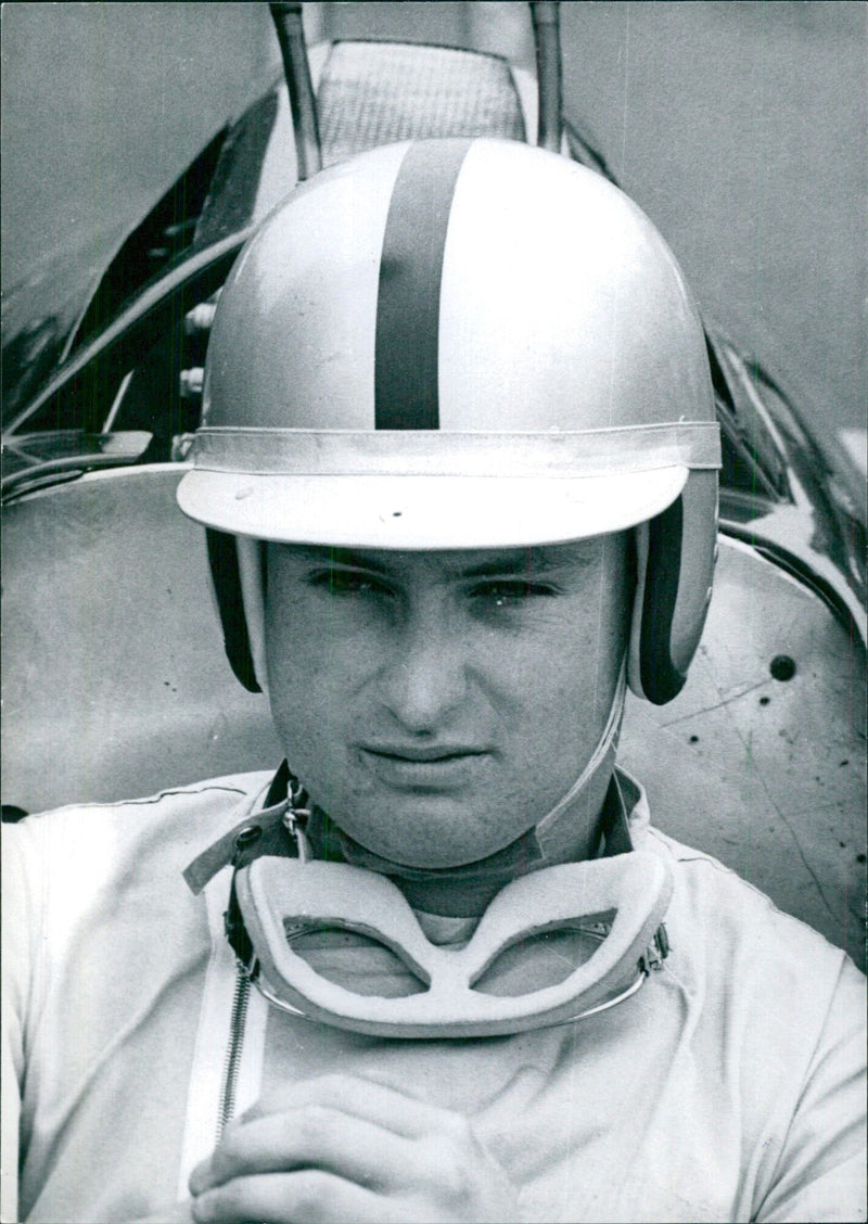 R.61 New Zealand Racing Driver: CHRIS AMON - Vintage Photograph