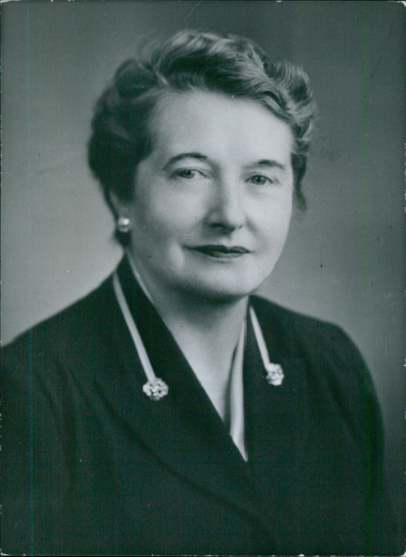 American Personalities: GRACE E. EARLE Chief Telephone Operator at the White House. - Vintage Photograph