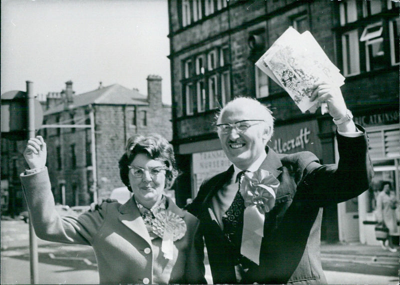 British Politicians: DAVID AUSTICK & WIFE - Vintage Photograph