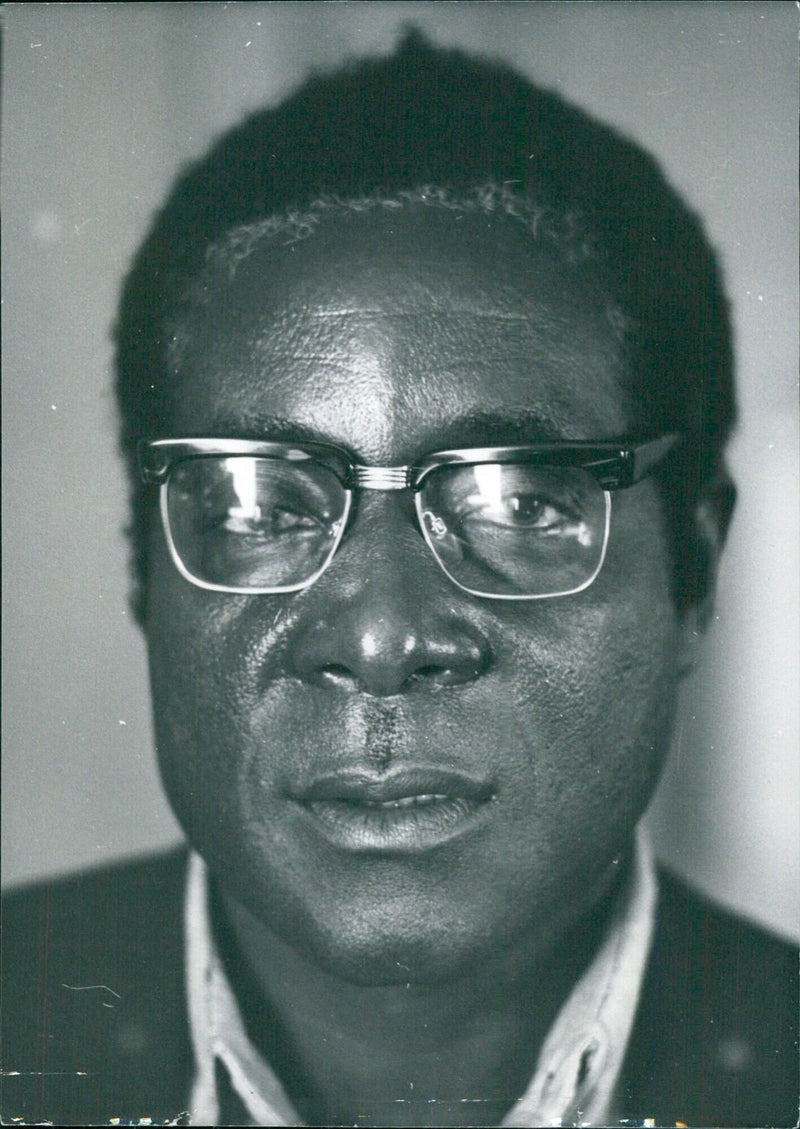 Robert Mugabe, una de las figuras clave en la conferencia de paz de Rhodesia en Ginebra. - Vintage Photograph