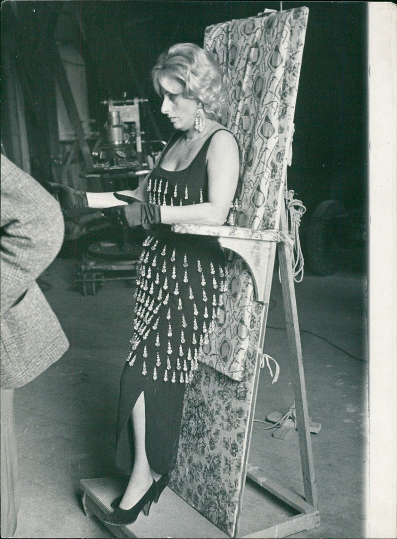 ANNA MAGNANI HAS GONE BLONDE FOR THE FILM BY MONTCELLI "RTSAR DI CIOTAN" - Vintage Photograph