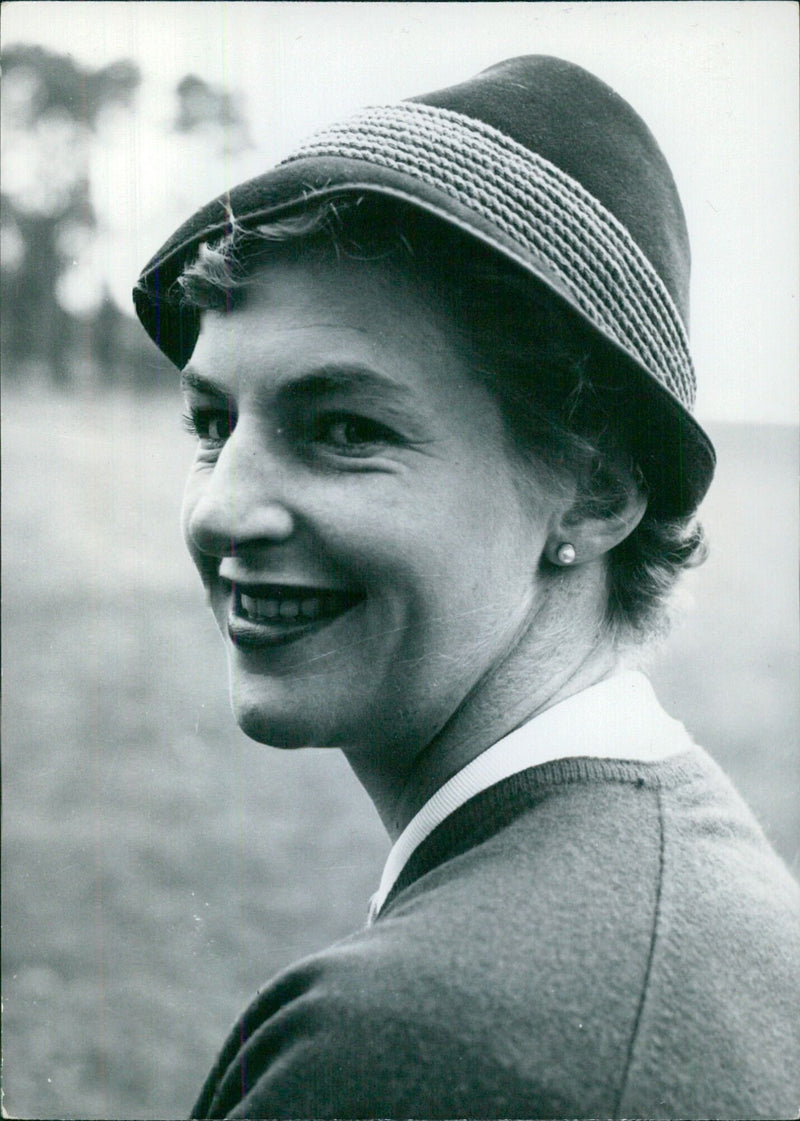 British Women Golfers: MRS. M. BONALLACK - Vintage Photograph