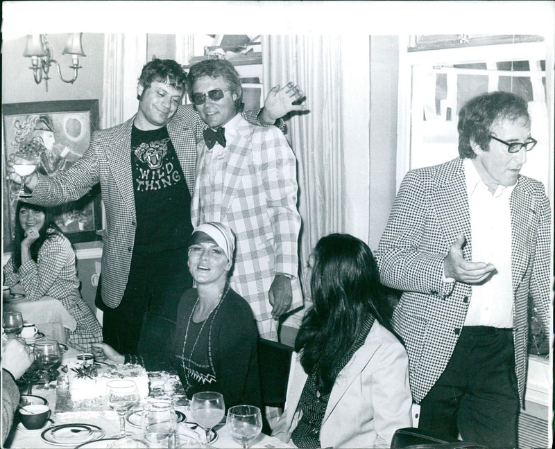 WING TESSA KENNEDY left to right: SACRIE, OLIVER REED, ROGER SMITH, AN IN-MARGRET, MARISA BERENSEN, PETER SELLERS. - Vintage Photograph