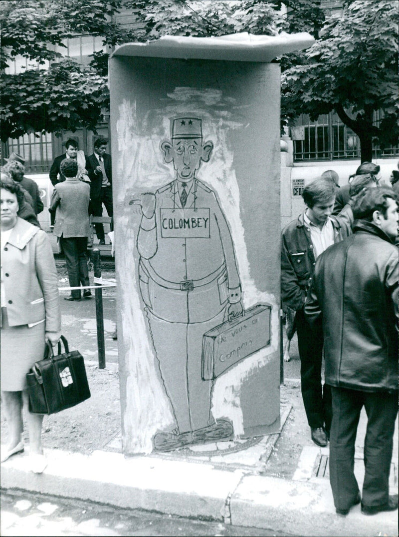 Humorous caricature of the head of state in Colombey-les-Deux-Eglises - Vintage Photograph