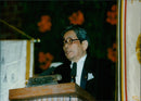 KENZABURO OE WRITER HIS SPEACH IN THE BLUE HAU NOBEL PRICE 1994 - Vintage Photograph