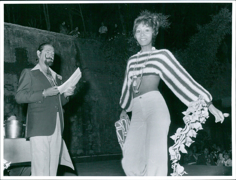 Don Jaime de Have y tragen as charming presenter at a fashion show - Vintage Photograph