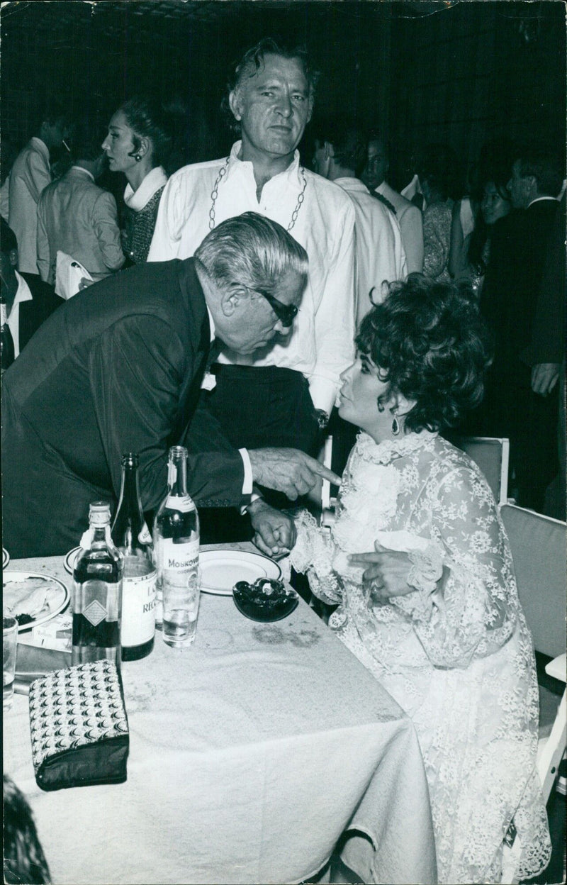 M REG MOSKO SOBA A 3 Menoch Taylor, Liz and her husband Richard O. Onassis - Vintage Photograph