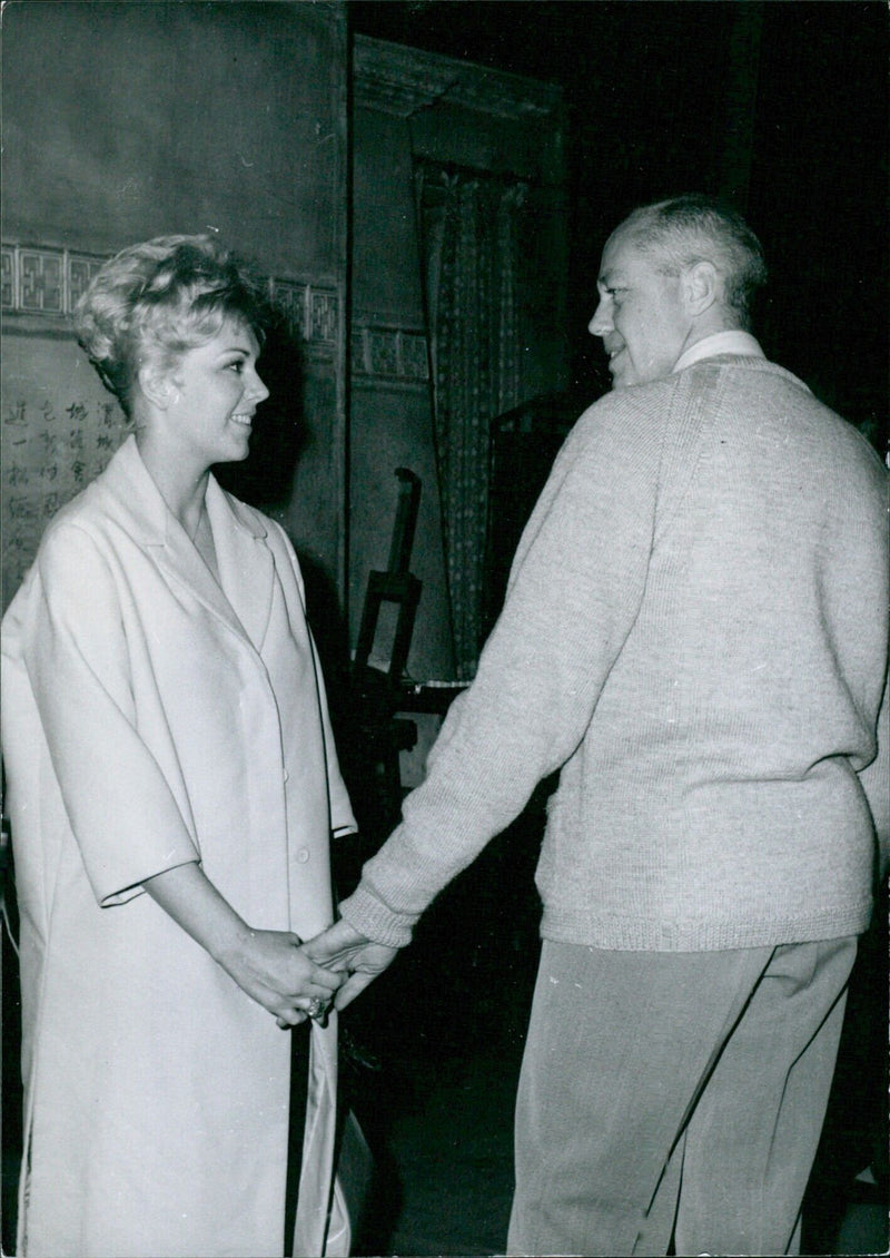 Richard Quine and Kim Novak hand-in-hand - Vintage Photograph