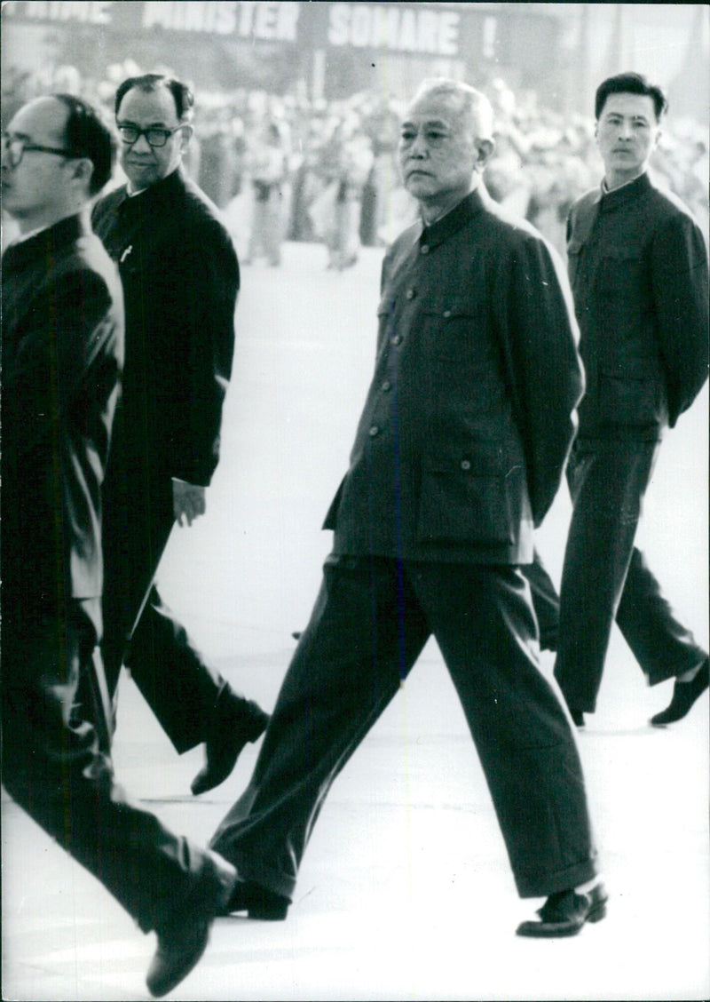 Chinese Premier Li Hsien-nien welcomes Papua New Guinea Prime Minister Michael Somare at Peking airport. - Vintage Photograph