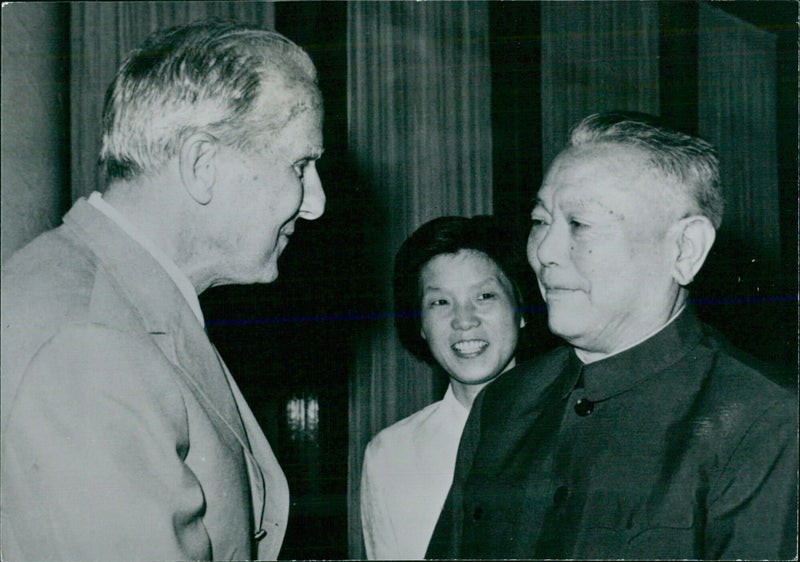 Chinese Vice-Promier Li Heien-Nion receiving British writer and film-maker Felix Greena in Peking - Vintage Photograph