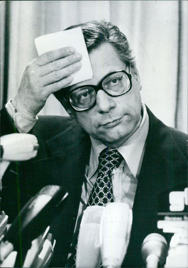 Peter Lorenz, leader of the Christian Democrats (CDU) in Berlin, at a press conference after his release from captivity - Vintage Photograph