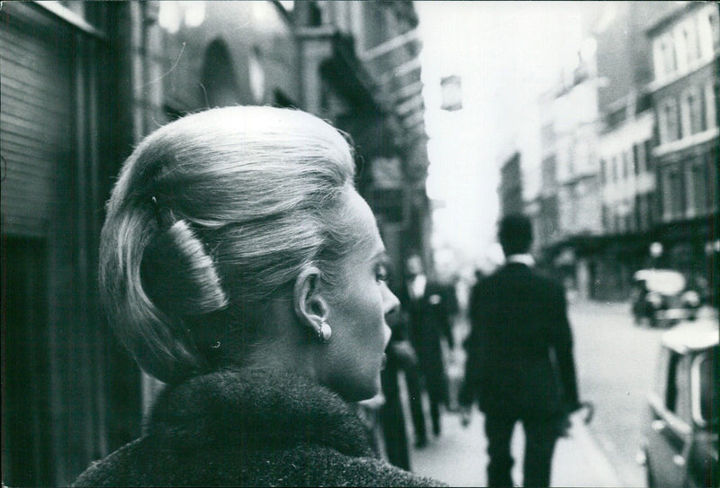 Tippi Hedren showcases a new hair style inspired by "The Birds" film - Vintage Photograph