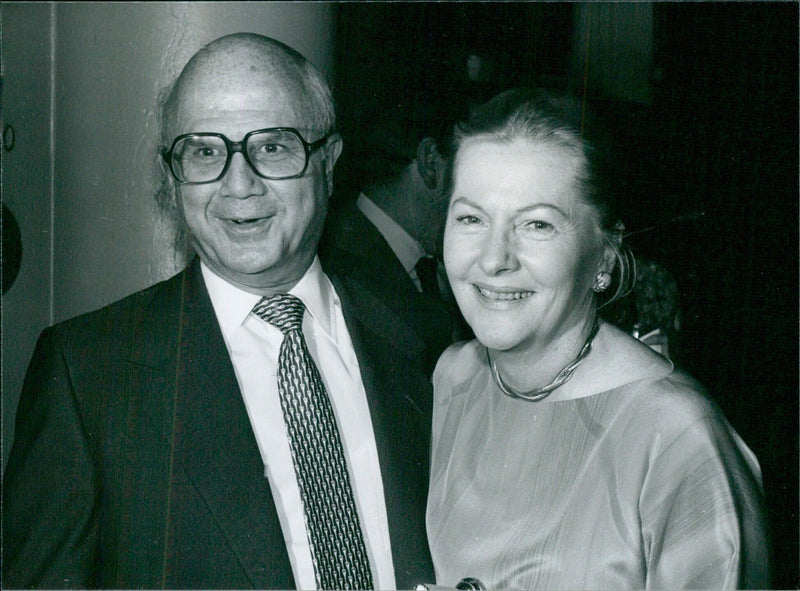 JOAN FONTAINE & GERALD SCHOENFIELD OPS - Vintage Photograph