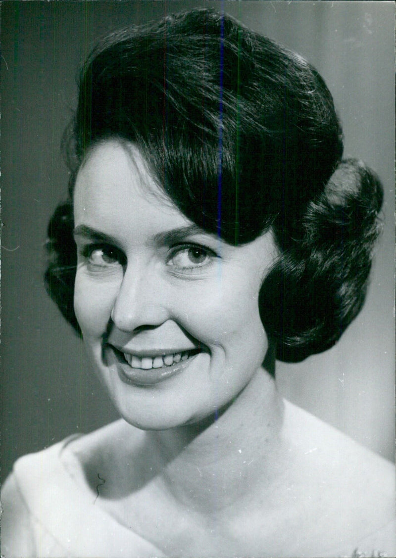 Australian Personalities: LISA FINLAYSON - Vintage Photograph