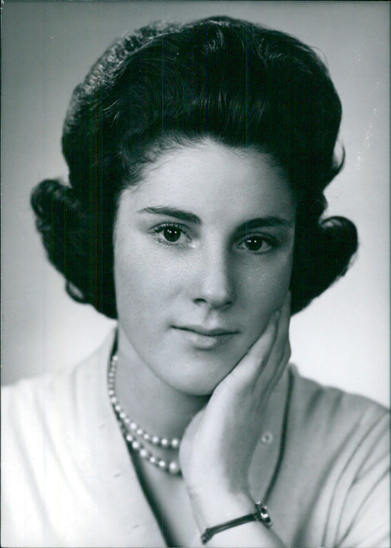 1962 Debutantes: FIONA FIELDEN - Vintage Photograph