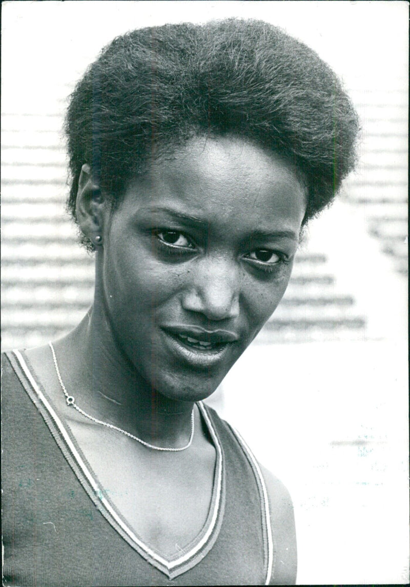 LORNA BOOTHE - Leading British hurdler - Vintage Photograph