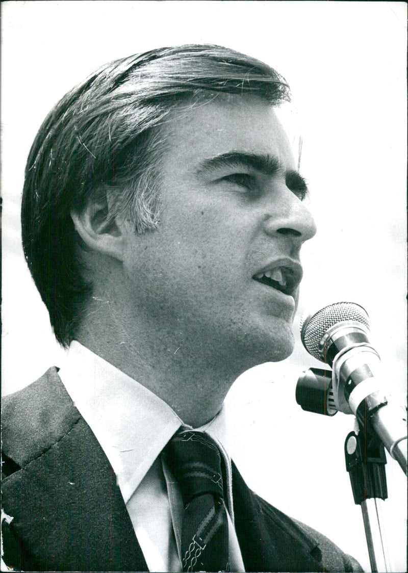 JERRY BROWN - Democratic presidential candidate - Vintage Photograph