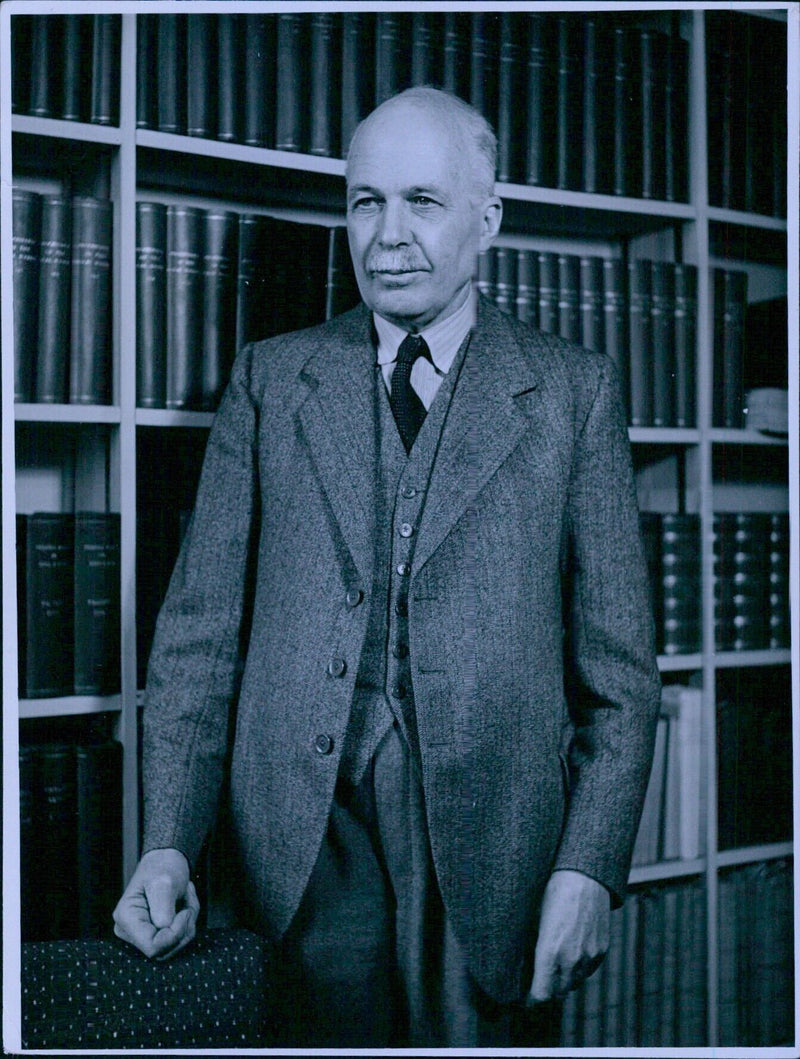 SIR (WILLIAM) LAWRENCE BRAGG, F.R.S. - Vintage Photograph