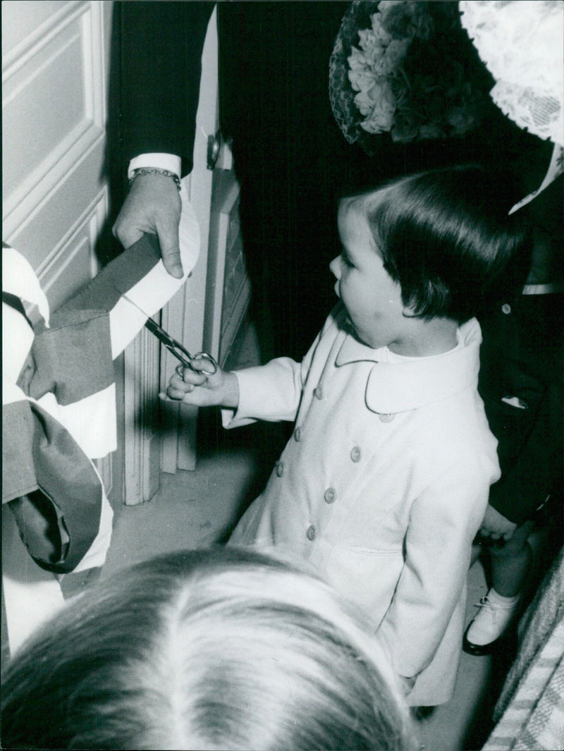 Caroline or Mosioco inaugurates a new biscuit - Vintage Photograph