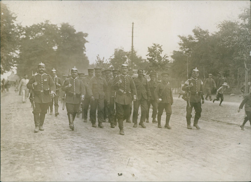 English prisoners of war arrived at Dobertiz, Germany. 1914 - Vintage Photograph