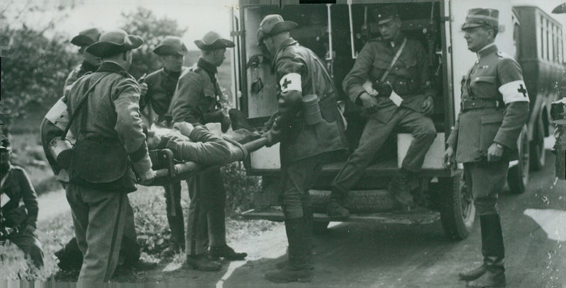 De sÃ¥rade samlades upp, fÃ¤ltmanÃ¶ver - Vintage Photograph