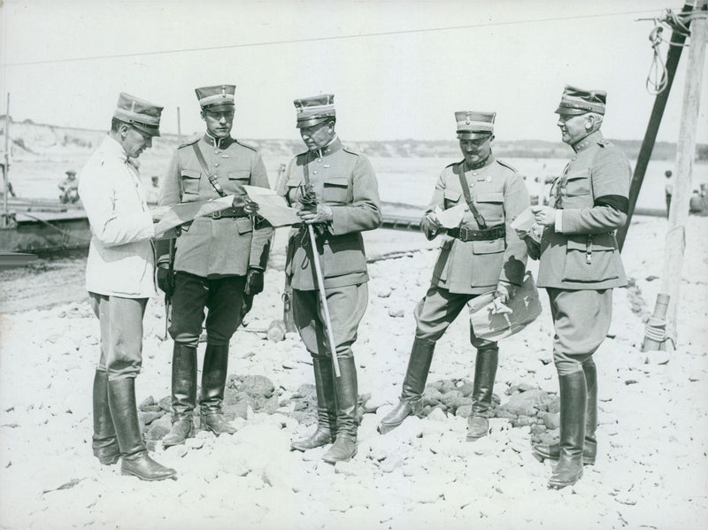 Command in conversation under a field manager. - 3 August 1931 - Vintage Photograph