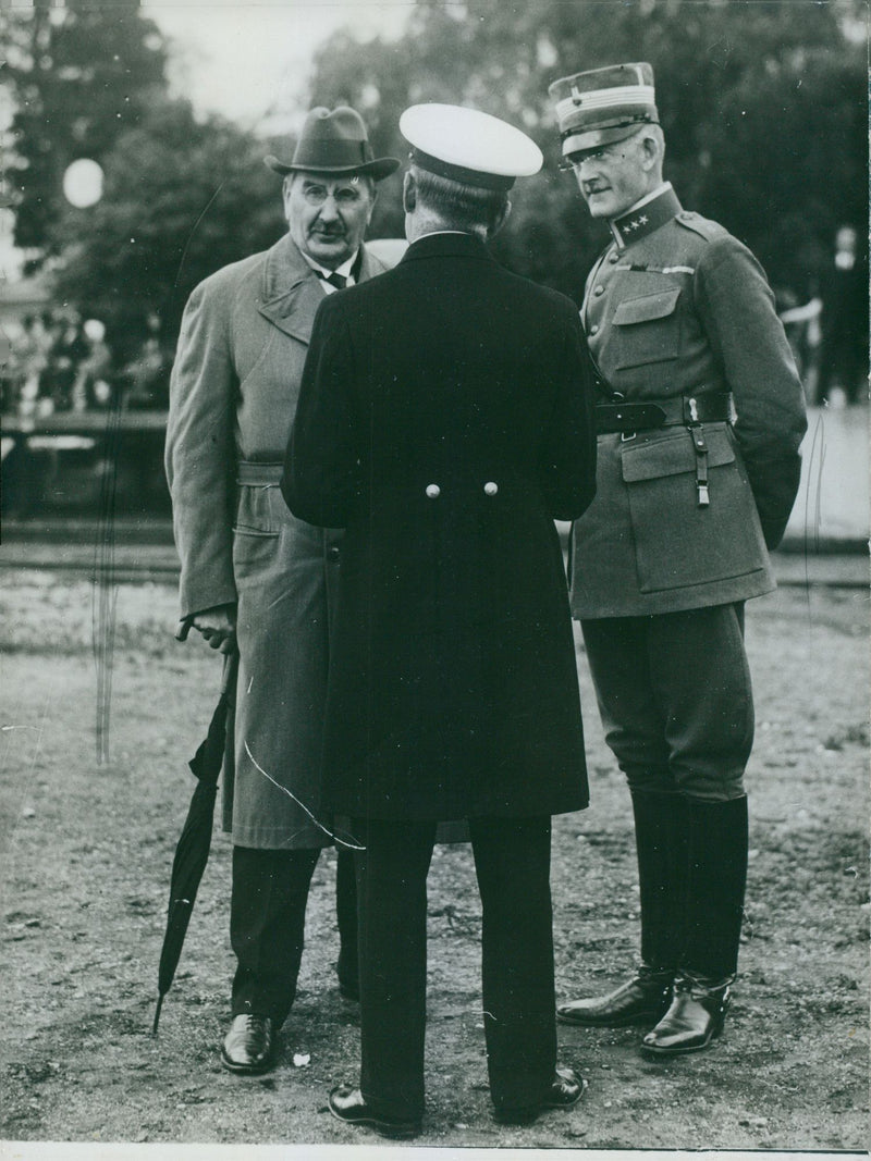 Three soldiers coferring with each other. - Vintage Photograph