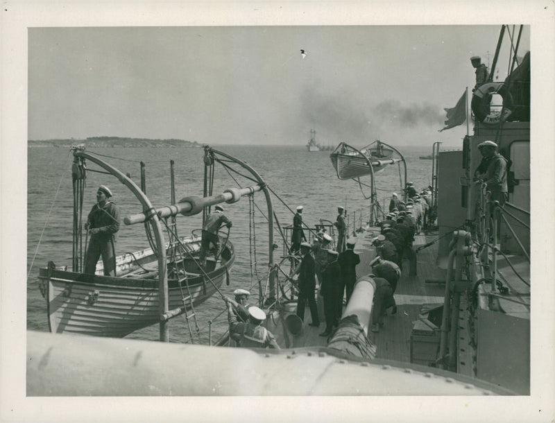 The lifeboat is lifted by hand. - Year 1924 - Vintage Photograph