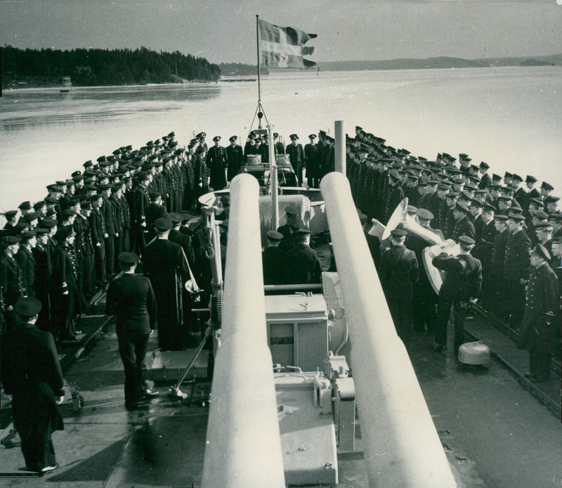 Amiral Erik Samuelsson lifts his command and welcomes the crew crew welcome on board - 24 March 1948 - Vintage Photograph