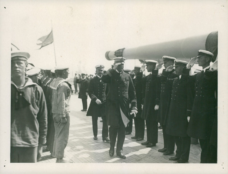 The amiral inspects the coastal fleet. - Year 1924 - Vintage Photograph