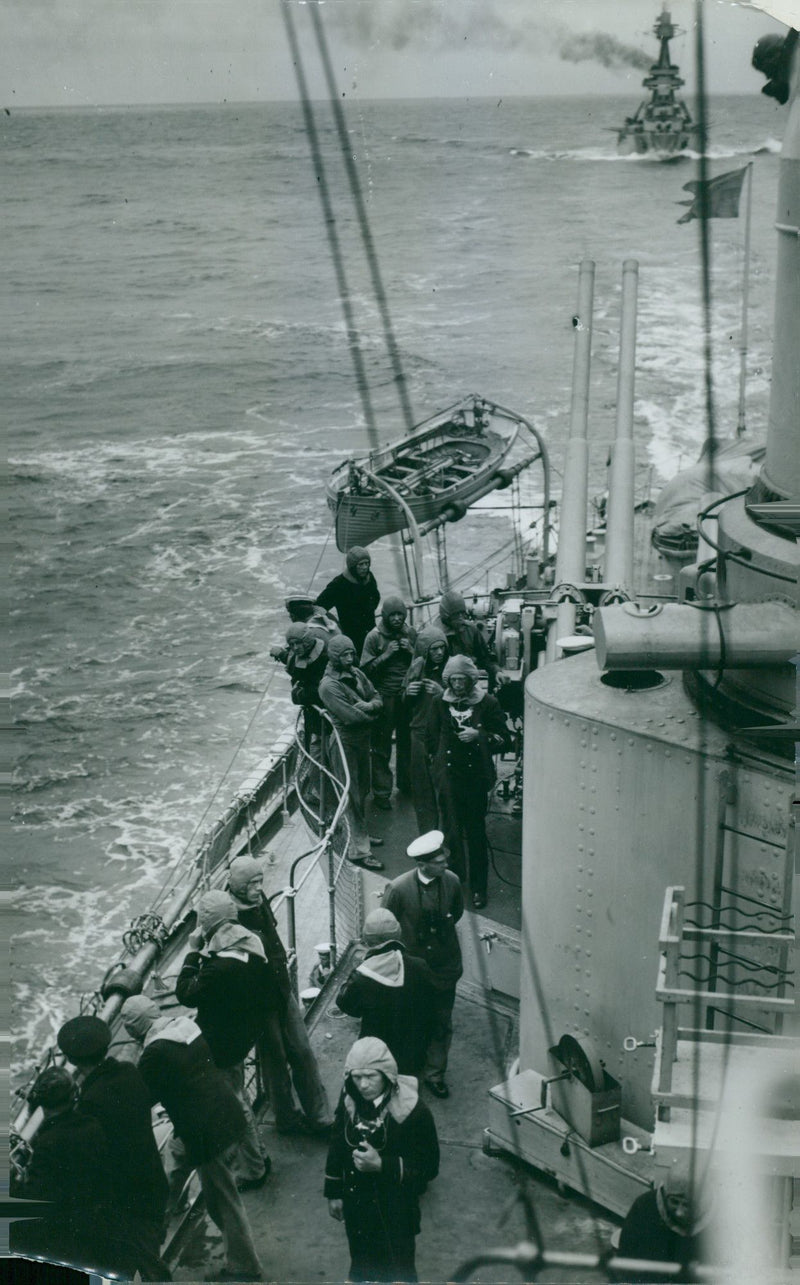 The Anti-aircraft warfare's 75mm cannons made fire ready on board one of the fleet's ships. - 11 August 1932 - Vintage Photograph