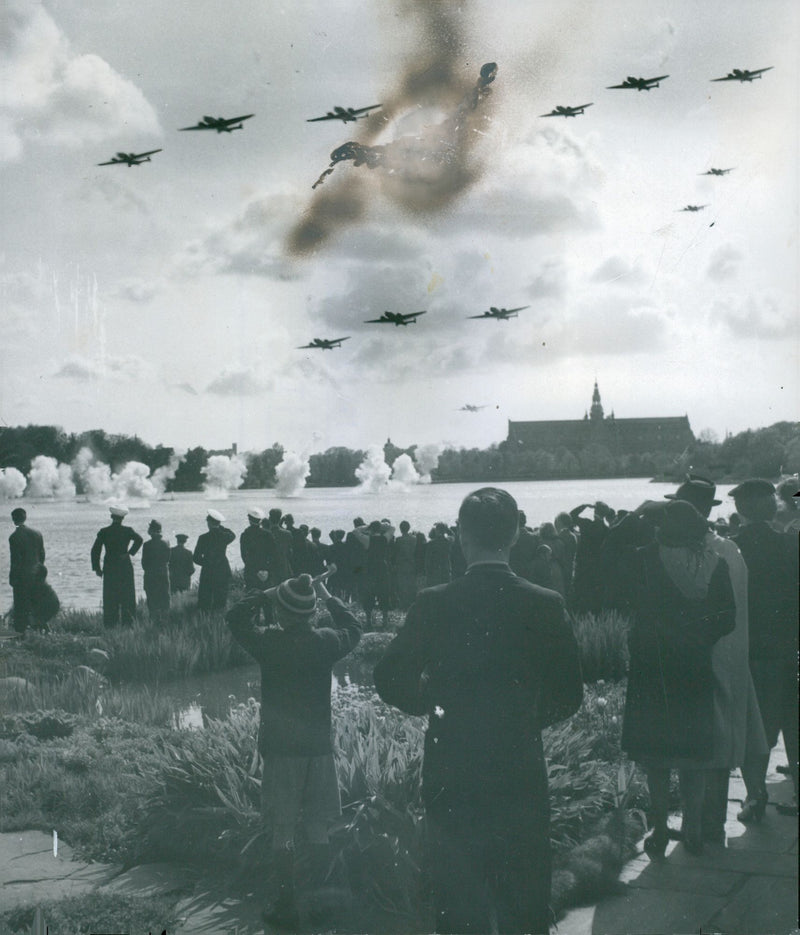 Flight Day and Junker JU86 bomb plane flying over DjurgÃ¥rdsbrunnsviken - 1 June 1942 - Vintage Photograph