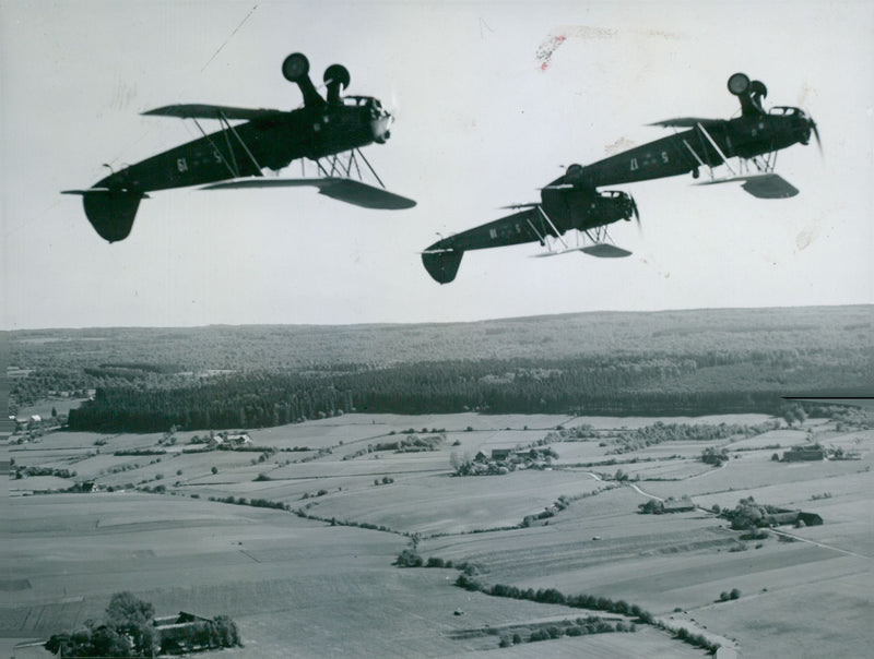 Aspirants fly Fucke Wulf plan at the Training Air Wing. - 11 November 1942 - Vintage Photograph