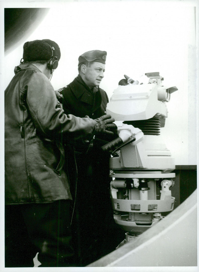 Managing officer Lieutenant Sven Thunnell at the optical reserve view of HMS Sundsvall's both 57 mm helautomatic and remote guns - Vintage Photograph