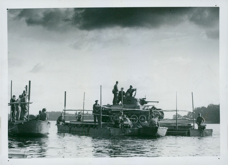 Heavy tank whisked across the water on an eight pontoon ferry light krigsbromateriel. - 20 September 1939 - Vintage Photograph