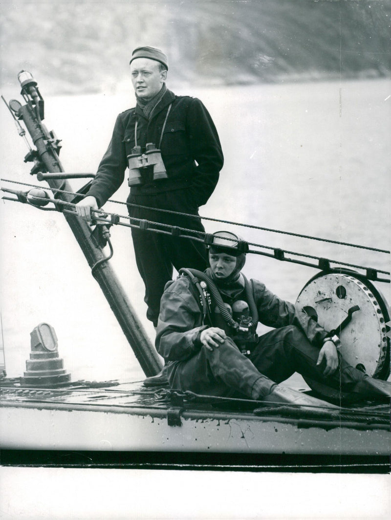 War exercises on the west coast, aboard ship chief Lieutenant Malmgren. - Vintage Photograph