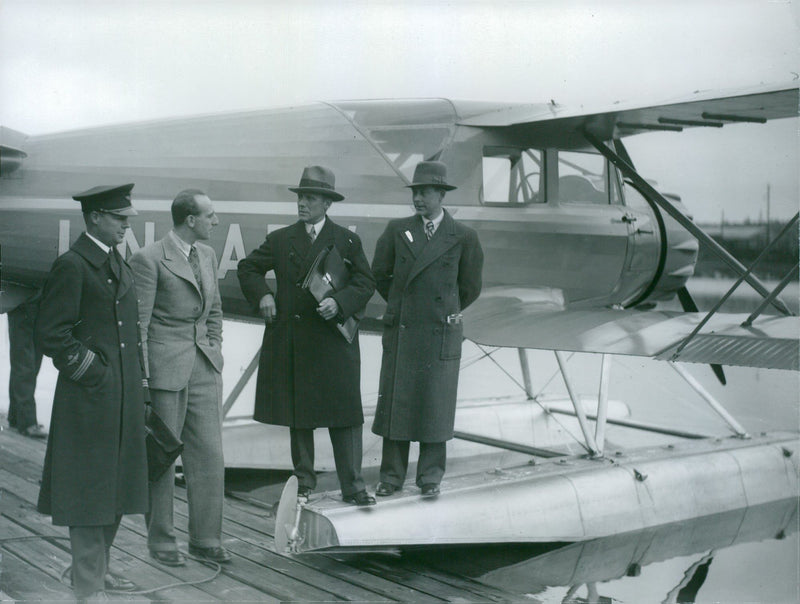 Waco aircraft in LindarÃ¤ngen, GÃ¤rdet. In the picture Captain Noble, Lieutenant WiderÃ¸e, Senior flight captain Westerberg, Engineering FÃ¤gel - Year 1934 - Vintage Photograph