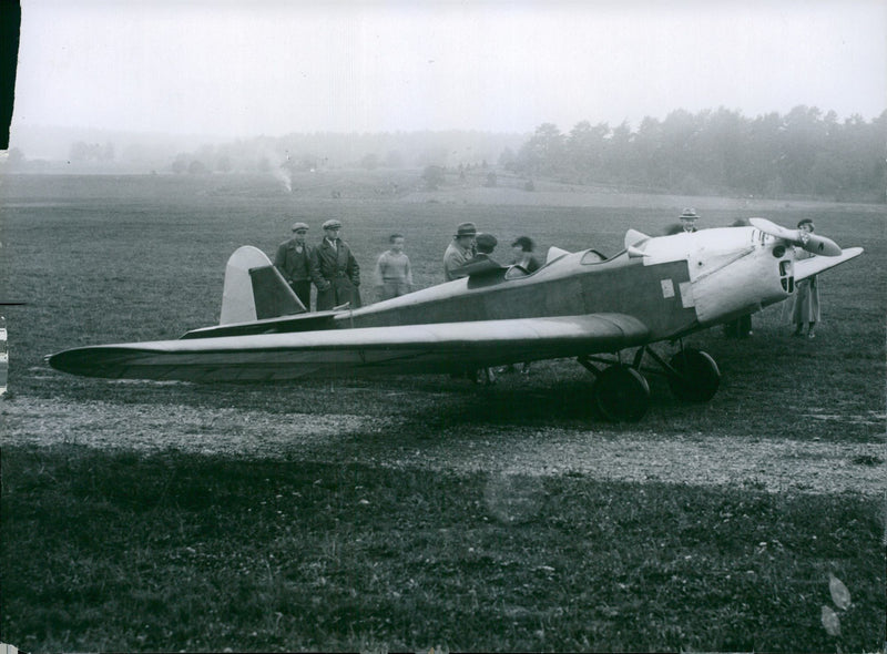 Baron Sternberg at his flight machine. - 1 September 1933 - Vintage Photograph