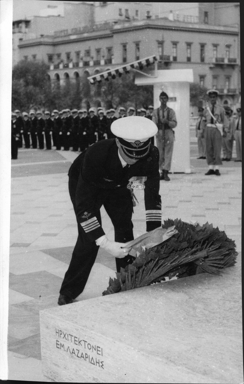 Colonel Owl puts a wreath at the soldier's tomb in Athens - Vintage Photograph