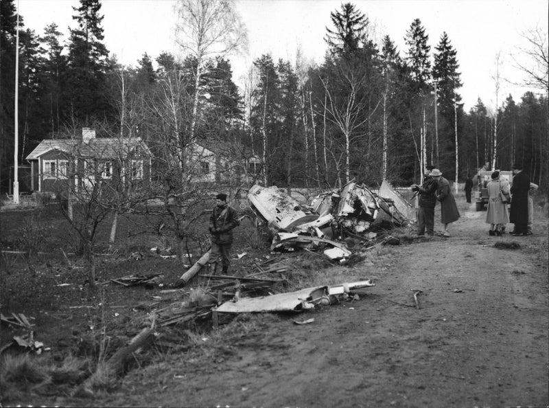 Plane crash in HÃ¤sselby where people have gathered around the wreckage. - Vintage Photograph