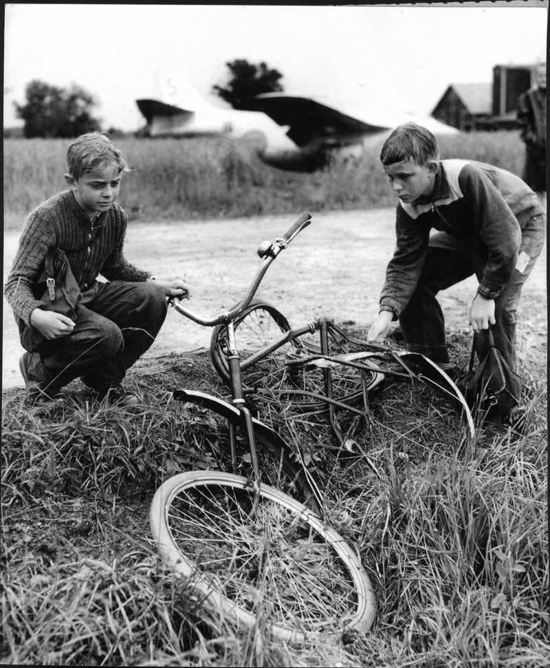 The boys Anders Andersson and Leif Mattsson managed to smoothly and smoothly escape a flying thunder that crashed next to Ãrna airfield - Vintage Photograph