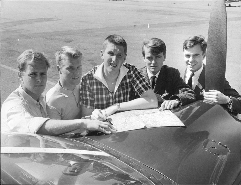 Four students and a teacher from the country's first civilian airliner-school "Bromma Flights". - Vintage Photograph