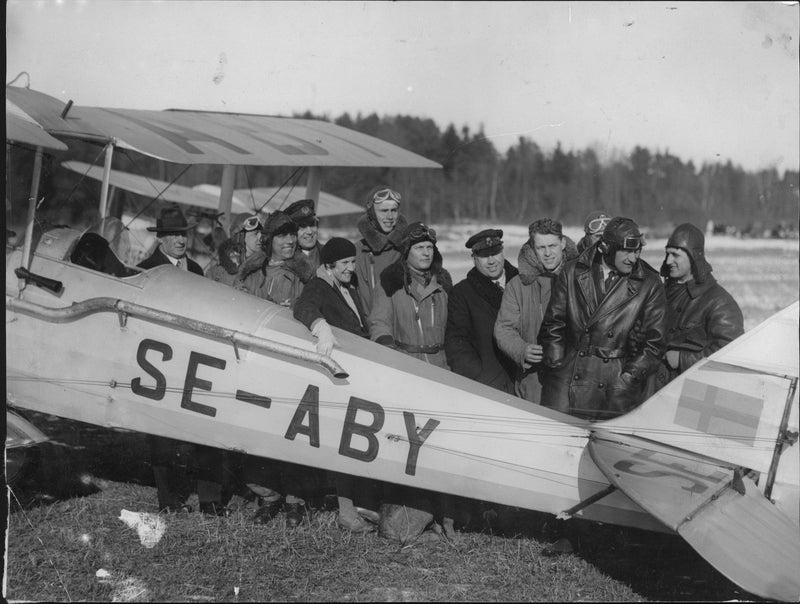 A picture of students and teachers at Aeromateriel's flying school - 21 February 1930 - Vintage Photograph