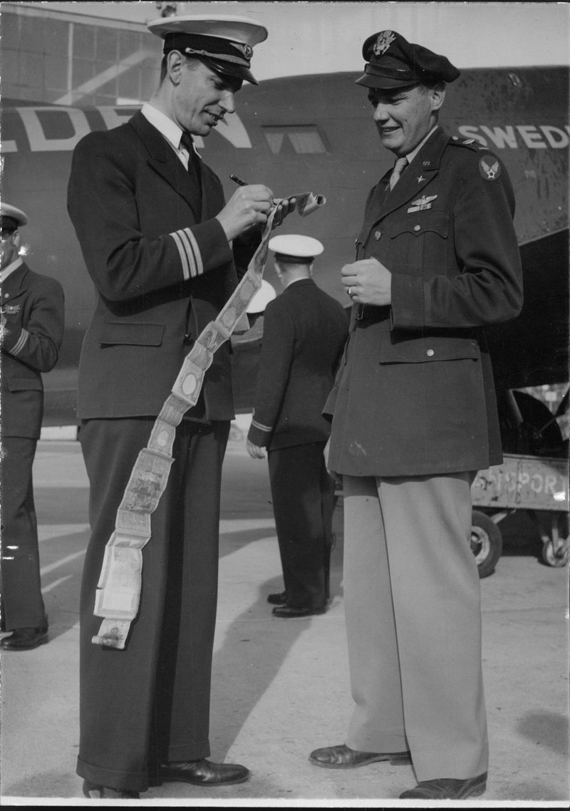 Trans Continental air mail.American Captain Moseley and Swedish chief pilot Ake Duvander. - Vintage Photograph