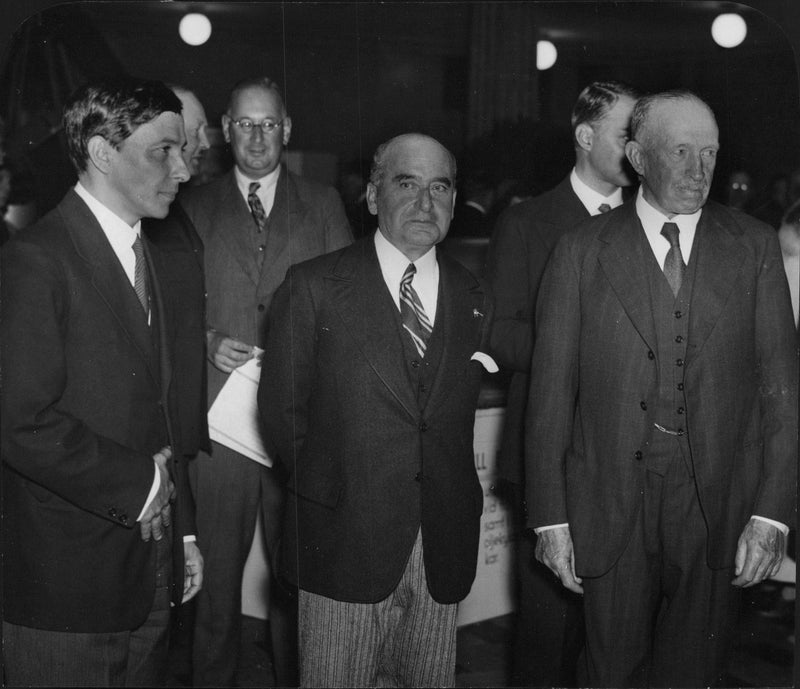 Ilis exhibition. State Secretary Louis De Geer (in the middle) at the exhibition. - 29 September 1934 - Vintage Photograph